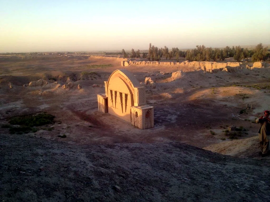 Qala-e-Bost Arch — view 2