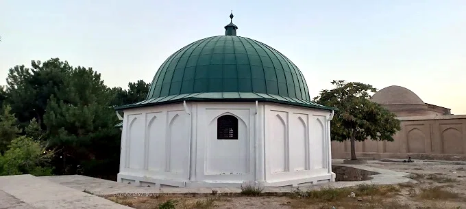 Tomb of Sultan Mahmud — view 2
